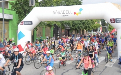Imatge de la passejada en bicicleta i patins, un dels actes forts del dilluns de Festa Major | Arxiu